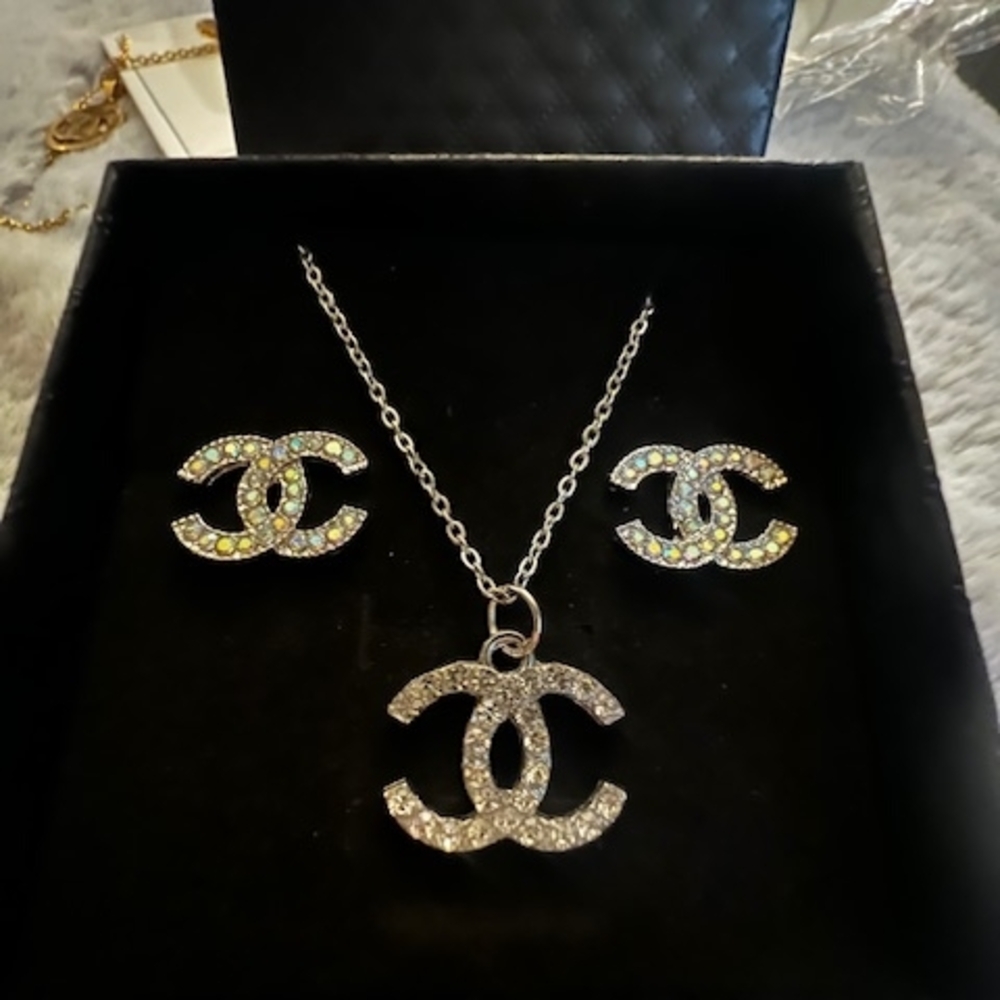 Elegant Silver Jewelry Set with Crystal Accents